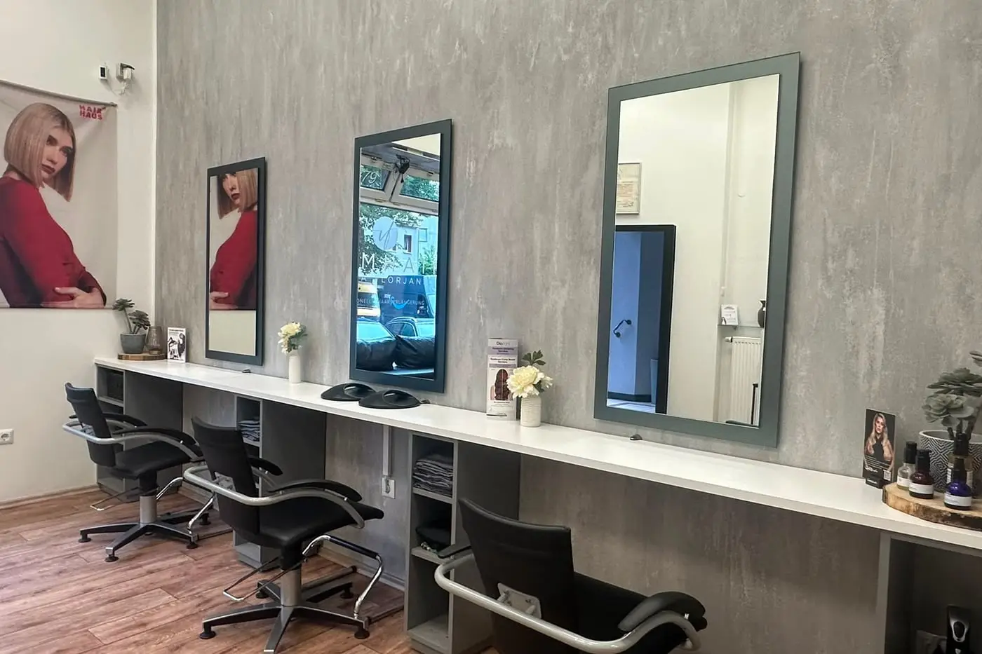 Arbeitsplätze mit Spiegeln und Stühlen im Salon Comhair