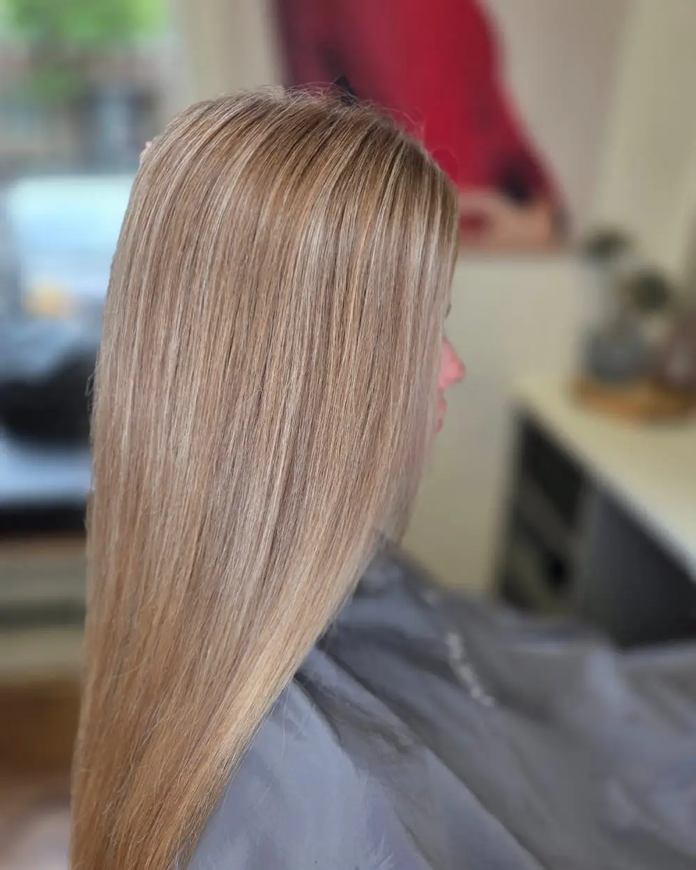 Lang, glatt, in Blondtönen – Ergebnis aus dem Salon Comhair in Düsseldorf-Bilk
