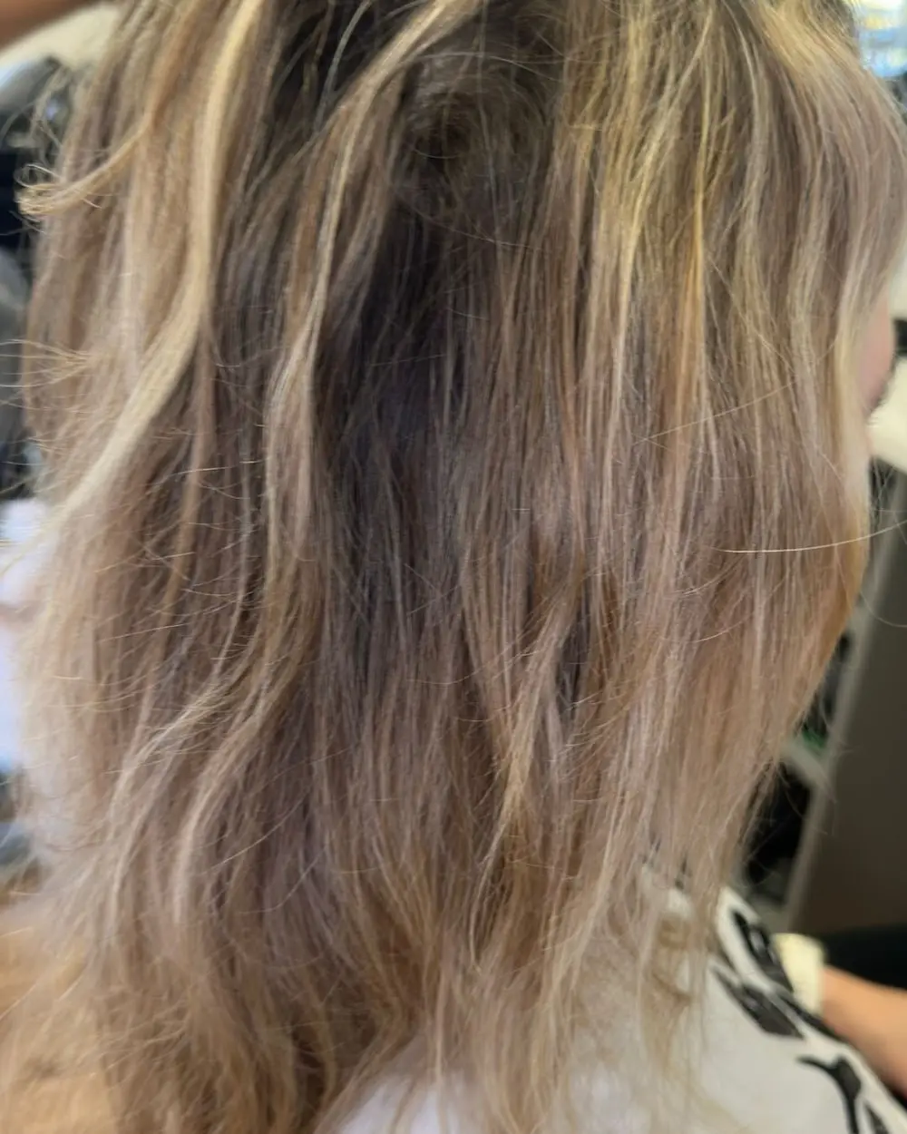 Vom Ansatz zu Blond mit Bewegung – vorher