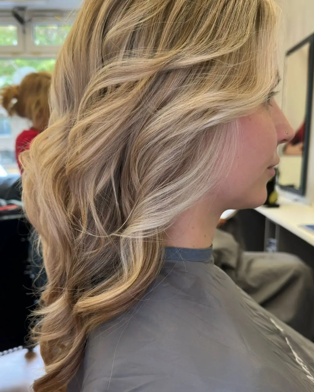 Blond mit Wellen, von der Seite – Ergebnis aus dem Salon Comhair in Düsseldorf-Bilk